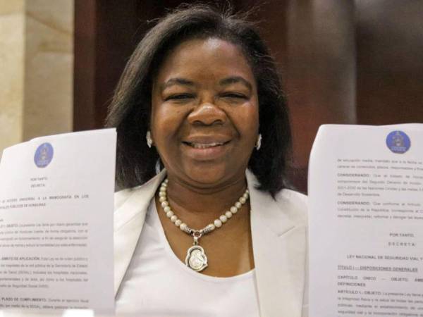 La diputada se ha dedicado en este feriado a realizar comparaciones entre ambos países, tras las criticass por la fuga de turistas.