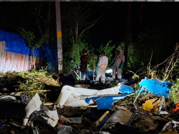 Personal especializado retira el químico de la rastra y lo trasladan a un lugar seguro.