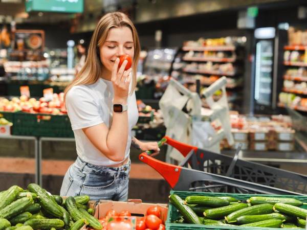 Una serie de alimentos frescos y mínimamente procesados (solamente lavados, cortados, empaquetados o congelados) y con un alto valor biológico, aseguran un balance nutricional óptimo y beneficios adicionales para la salud, según Rubén Bravo, experto universitario en nutrición, metabolismo, obesidad, gastronomía y dietética de la Clínica Evolution.