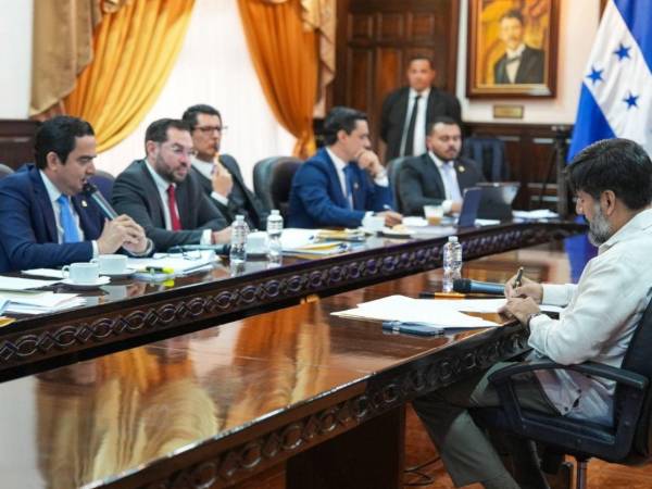 En medio de fuertes cuestionamientos y un ambiente de tensión, el fiscal general suspendido, Johel Zelaya, compareció ante la Comisión Especial del Congreso Nacional en audiencia de notificación de un juicio político en su contra, donde enfrentó señalamientos por la legalidad de su nombramiento, el manejo de investigaciones y el uso de pruebas en casos de alto perfil.