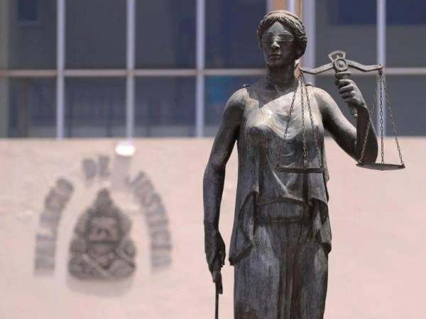 La justicia hondureña ordenó frenar las obras de tres hospitales tras detectar desfases entre pagos, avance físico y ampliaciones presupuestarias que hoy forman parte de investigaciones por posible corrupción pública.