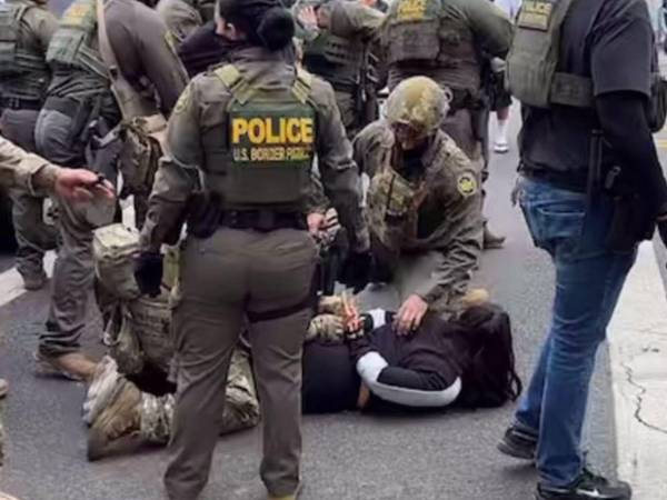 Al menos 44 personas fueron arrestadas por ICE en las masivas redadas del viernes.