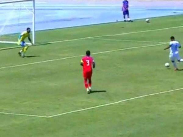 ¡Estaba solo! El increíble fallo de Choco Lozano con Honduras ante Islas Caimán