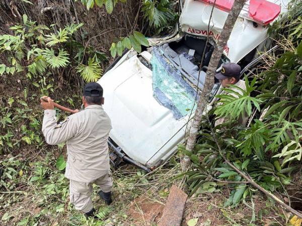 Personal del Cuerpo de Bomberos llegaron al lugar del accidente de tránsito para atender a las personas que resultaron heridas y las trasladaron a un centro asistencial en Juticalpa, Olancho.