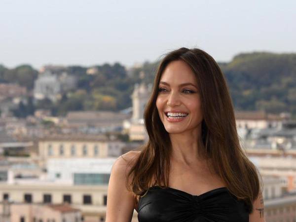 La vida de Angelina Jolie no es la misma que una década atrás: abrazada a sus seis hijos tras el tormentoso divorcio de Brad Pitt, con quien formó una de las parejas más icónicas del mundo. La actriz cumple hoy 50 años como el ojo crítico de Hollywood y consagrada voz del activismo.
