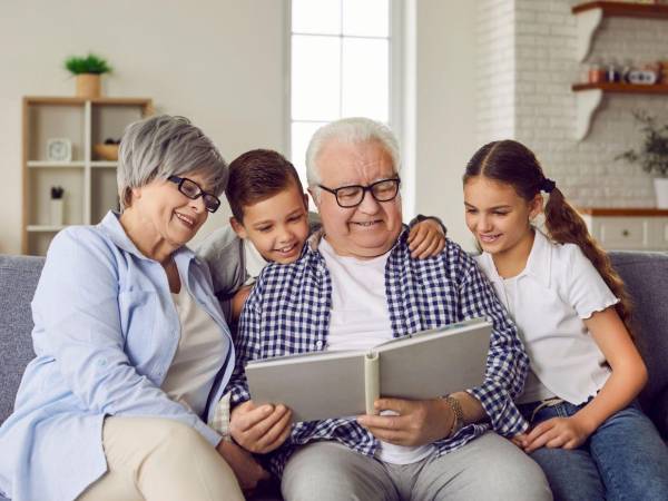 Durante el contacto cercano entre abuelos y nietos, el cuerpo libera más oxitocina y dopamina, mientras baja el cortisol, la hormona asociada al estrés.
