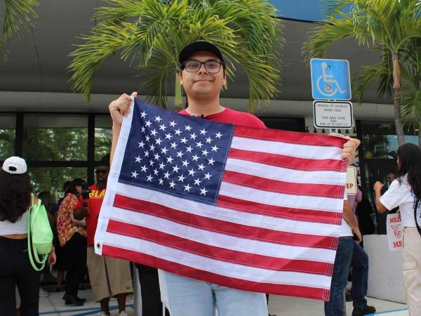 Muchos estadounidenses, sin embargo, defienden la idea de Kennedy de que la fundación de Estados Unidos proviene de inmigrantes que se establecieron primero en las colonias y de sus descendientes, un fenómeno que se ha repetido en distintas etapas con diversas nacionalidades.