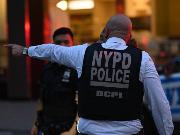 La Policía de Nueva York disparó a una mujer tras atacar con una arma blanca a dos personas, que quedaron gravemente heridas.