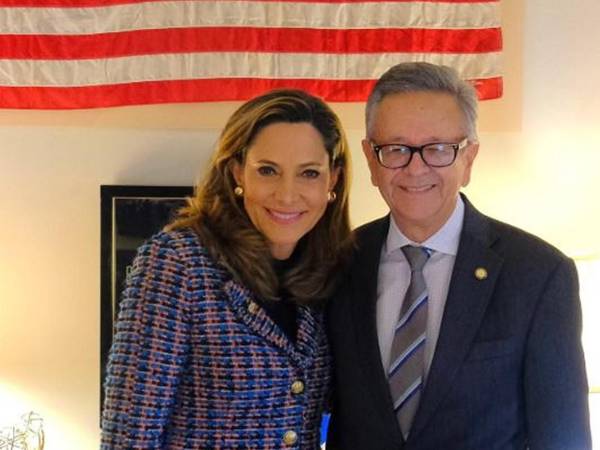 La representante del Senado estadounidense compartió esta imagen junto al post sobre la reunión.