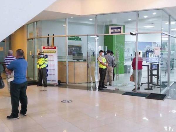 Ciudadanos hacen fila en la oficina de Tributación en el centro cmercial Galerías del Valle.