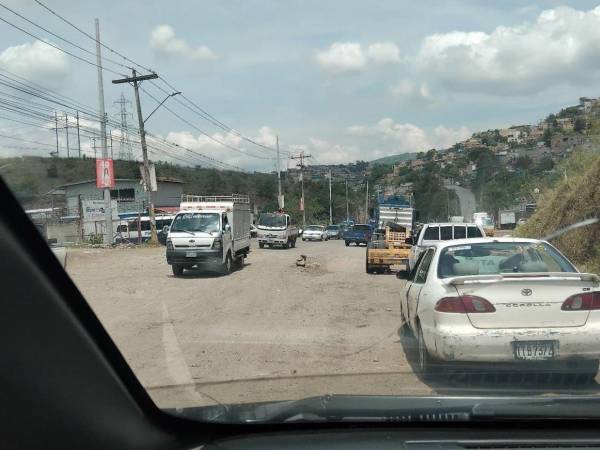 Los residentes de las colonias Cerro Grande y La Laguna aseguran que el tráfico en está zona es insoportable, especialmente, en horas picos. Piden a las autoridades intervenirla cuanto antes.