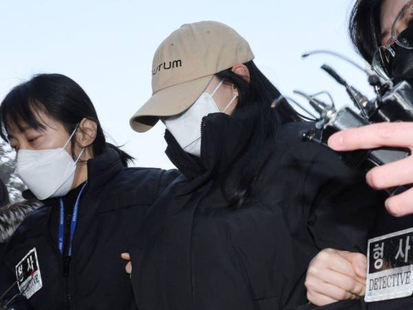 Una mujer de apellido Kim, de aproximadamente 20 años, fue remitida a la fiscalía bajo cargos de asesinato tras ser acusada de provocar la muerte de dos hombres al suministrarles bebidas mezcladas con medicamentos recetados, informó la comisaría de policía de Gangbuk, en Seúl.