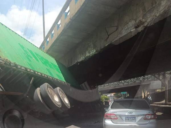 El pesado automotor pegó su techo contra las vigas del puente a la altura de Emisoras Unidas del bulevar Suyapa.