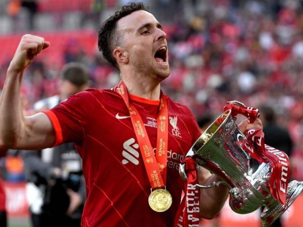 Diogo Jota, del Liverpool, celebra con el trofeo tras la victoria de su equipo en la final de la FA Cup inglesa entre el Chelsea FC y el Liverpool FC en Wembley, Londres, Gran Bretaña, el 14 de mayo de 2022.