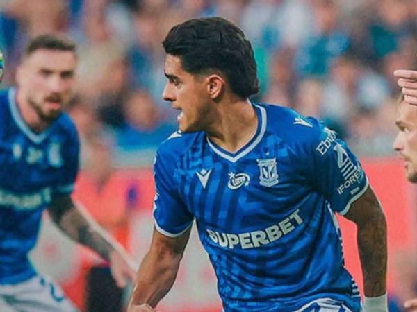 Luis Palma es premiado luego de anotar su primer gol con el Lech Poznan de Polonia