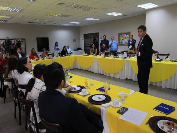 Periodistas, ejecutivos de instituciones bancarias y miembros de la sociedad civil participaron en el conversatorio sobre los fideicomisos utilizados para administrar programas y proyectos.
