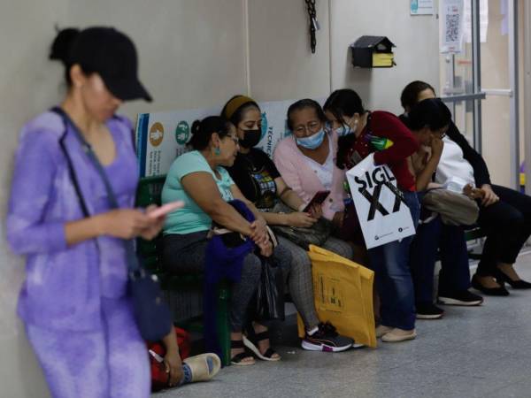 Los dos médicos se une a un grupo más de especialistas que han renunciado al IHSS por falta de pago.