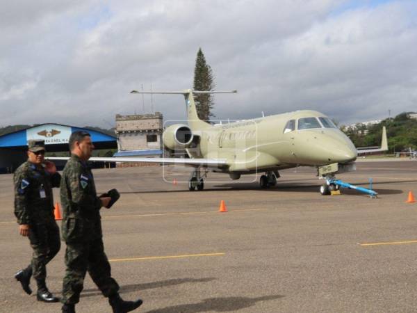 La lente de EL HERALDO captó imágenes del avión presidencial Embraer Legacy 600, con matrícula FAH-001, que será subastado por el Gobierno de Honduras este viernes 10 de julio en la base aérea Hernán Acosta Mejía. A continuación las imágenes y detalles de la polémica aeronave que fue tema de debate en el país.
