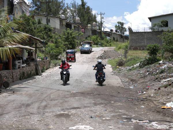 Vecinos del sur de Tegucigalpa reclaman que autoridades cumplan con la pavimentación prometida desde 2018, mientras calles siguen destruidas.