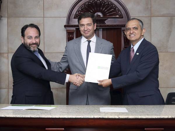 El Director de Relaciones Institucionales LATAM de UNIR, Moisés Moya, el Embajador de España en Honduras, Don Diego Nuño y el Rector General de UTH, Dr. Javier Mejía, durante la firma del histórico convenio académico.