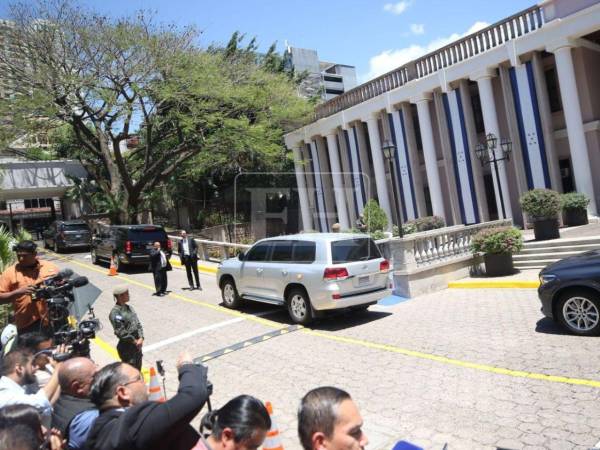 La Casa Presidencial se encuentra bajo el resguardo de miembros de la Guardia de Honor Presidencial y otros entes de seguridad, debido a la visita de alto nivel de la funcionaria estadounidense Kristi Noem, quien llegó a Tegucigalpa, para abordar temas de seguridad con el mandatario Nasry Asfura.