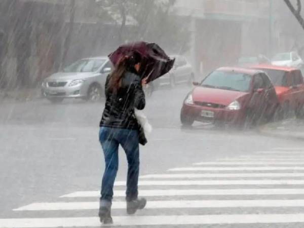 La influencia simultánea de una vaguada en altura y el paso de una onda tropical incrementarán la nubosidad durante este martes, generando lluvias y chubascos con actividad eléctrica, de acuerdo con el pronóstico emitido por la Secretaría de Gestión de Riesgos y Contingencias Nacionales (Copeco).