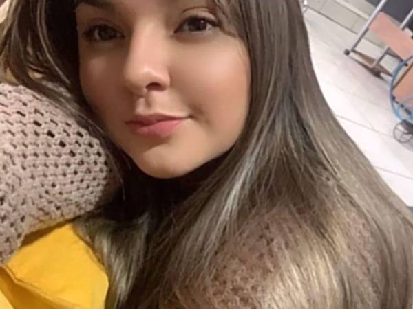 La muerte de Bessy Guerra sigue en investigación luego de ser encontrada sin vida dentro de su vivienda, en la comunidad de Guanas, municipio de Las Flores, departamento de Lempira. Aquí los detalles: