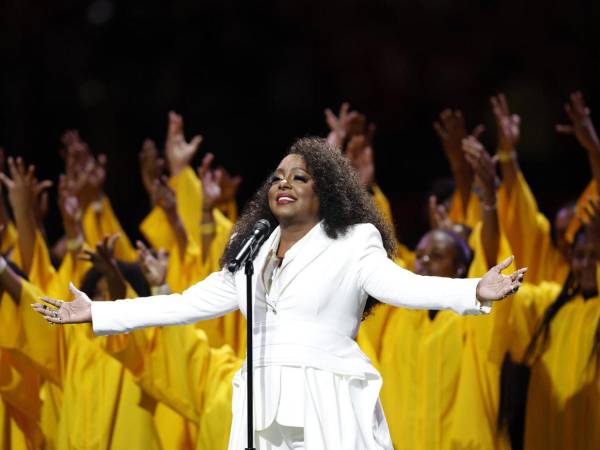 Ledisi ofreció una emotiva versión de Lift Every Voice and Sing durante la ceremonia previa al Super Bowl LIX en el Caesars Superdome de Nueva Orleans.