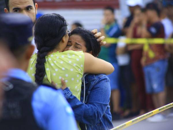 Luego de que se difundiera la terrible noticia del accidente los familiares comenzaron a llegar poco a poco hasta el desvío de La Sabana, en San Manuel, Cortés.