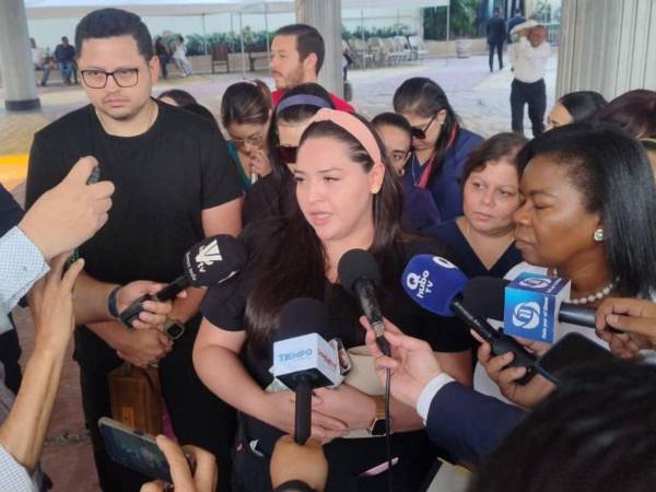 Los médicos a los que se les debe el pago de salario desde enero llegaron a los bajos del Congreso Nacional este martes para solicitar que los diputados les ayuden a solventar el problema.