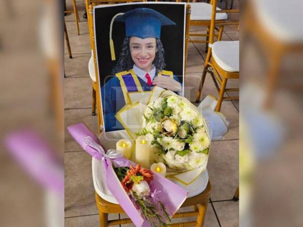 Con un ramo de flores, velas y un retrato donde aparece con su toga y birrete, Emily Torres fue homenajeada en su graduación. La joven formaba parte del cuadro de excelencia académica.