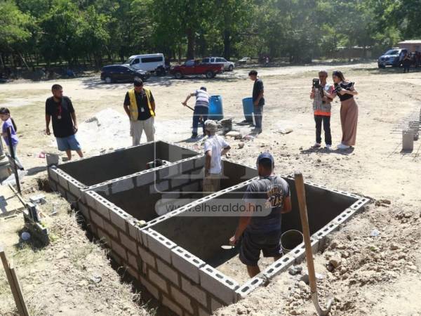 Los preparativos para dar el último adiós a los seis integrantes de la familia Cortés Mejía que murieron en el incendio registrado en los bordos de Esquipulas iniciarion este jueves en el cementerio municipal de El Ocotillo, en San Pedro Sula, Cortés, al norte de Honduras, donde será habilitada una sola fosa para sepultar a las víctimas.