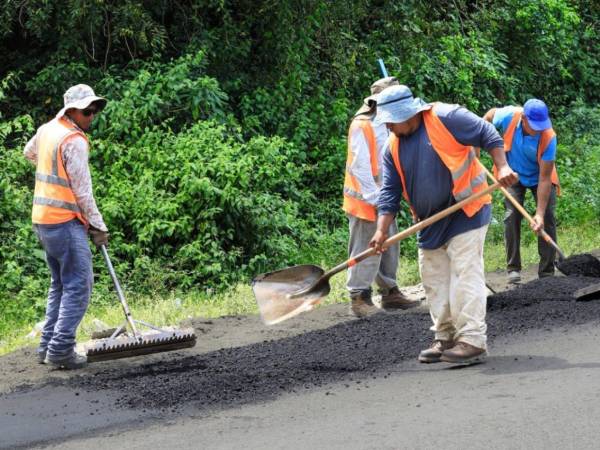 Los trabajos de bacheo se realizan desde hace varias semanas con el fin de ofrecer carreteras óptimas para Semana Santa