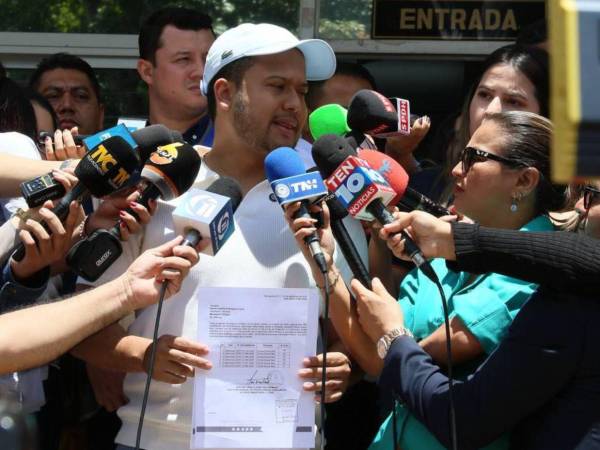 El director de Protección al Consumidor, Danilo Lou, sostenía los expedientes entregados al Ministerio Público con los que se denunciaron a las clínicas que fueron expuestas por la Unidad de Investigación de EL HERALDO Plus y LA PRENSA Premium.