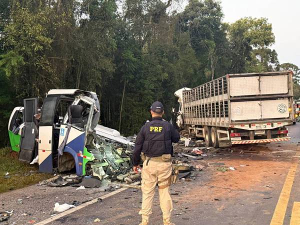 El autobús quedó totalmente destruido.