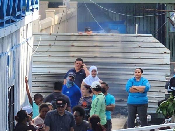 Hasta con láminas obstaculizaron el ingreso de los votantes.