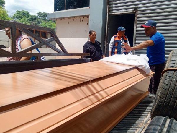 Los familiares retiraron de la morgue de Medicina Forense el cuerpo de Olvin Josué Mendoza Aviléz, quien fue asesinado con arma blanca en la residencial Lempira de Juticalpa, Olancho.