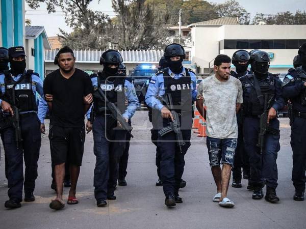 Bajo estrictas medidas de seguridad, agentes de la DPI trasladaron este viernes a Harold Hernández y Selvin Zerón, alias “Colocho” y “Serrucho”, señalados como presuntos integrantes del denominado “Cartel del Diablo”, organización vinculada a diversos hechos criminales en la zona norte del país.