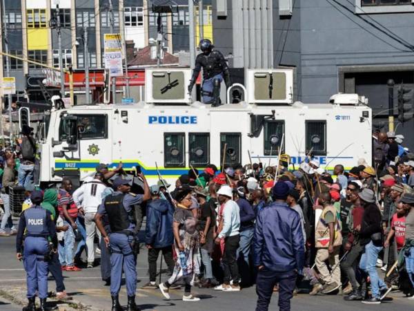 La Policía de KwaZulu-Natal confirmó que abrió dos causas por asesinato y tres por tentativa de homicidio.