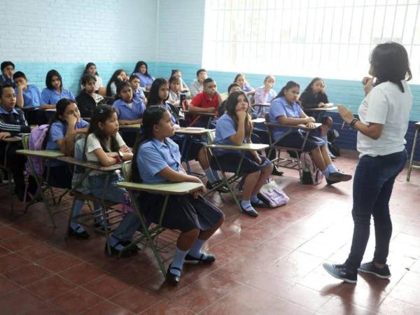 Los docentes a nivel nacional mostraron sus malestar por la falta de pago del último mes del año.