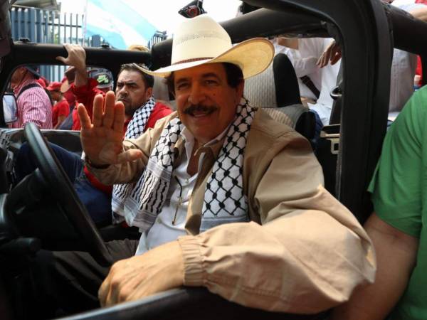 El expresidente Manuel Zelaya se solidarizó con el jefe de Estado de Colombia.