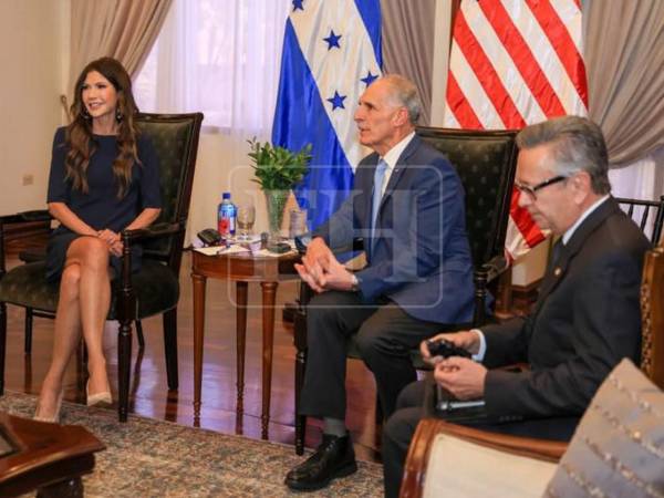 El presidente Nasry Asfura Zablah, se reunió la tarde de ayer con la Secretaria del Departamento de Seguridad de Estados Unidos en la que participó el embajador Roberto Flores Bermúdez.