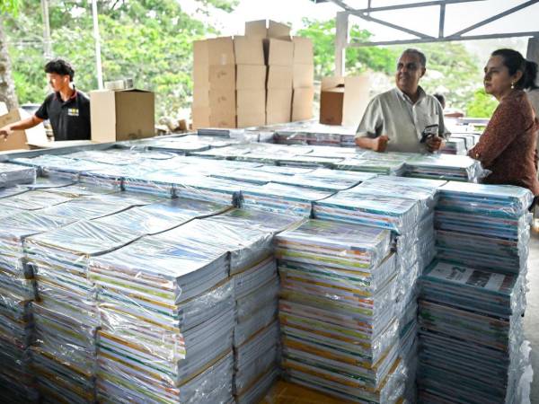 Con la entrega de los libros de texto se beneficiarán más de 2,000 estudiantes de tres municipios del departamento de Lempira.