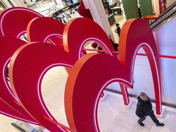 El origen de esta celebración del amor queda situado en la fiesta romana de las lupercales. Entre el 13 y el 15 de febrero se celebraba en la Antigua Roma una fiesta extraña, salvaje y telúrica, cuyos orígenes se pierden en la noche de los tiempos y en la que sus practicantes seguían la costumbre que habían heredado de sus ancestros durante decenas de generaciones.