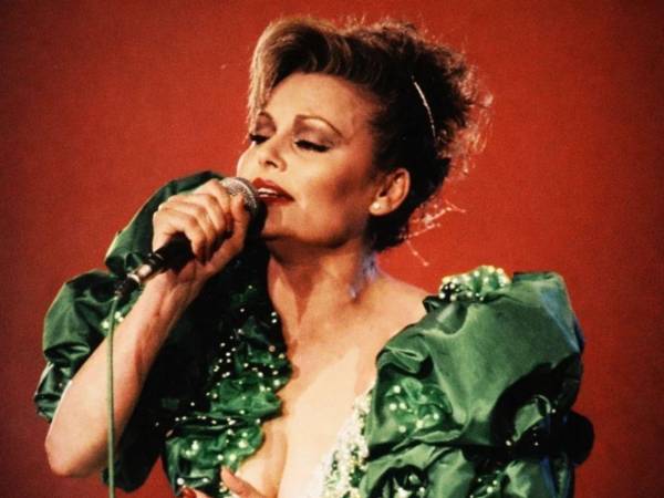 Murió en marzo de 2006. Tenía 61 años y un cáncer de útero que le habían diagnosticado cinco años antes. Desde entonces, su voz ha seguido circulando por millones de parlantes, auriculares y teléfonos —más de 10 millones de oyentes mensuales en Spotify lo confirman— como si el tiempo no hubiera pasado factura. Ahora, al cumplirse dos décadas exactas de su partida, el homenaje adopta otra forma: una sala oscura, una pantalla enorme y el Auditorio Nacional de México vibrando otra vez con Amor eterno.