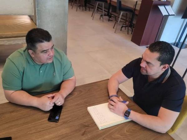 El presidente del Congreso Nacional, Tomás Zambrano, y el presidente de la Fundación 15 de Septiembre sostuvieron un dialogo.
