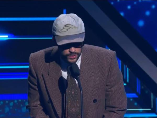 <b>¿Quién superó a Peso Pluma? Bad Bunny se lleva el Premio Billboard</b>