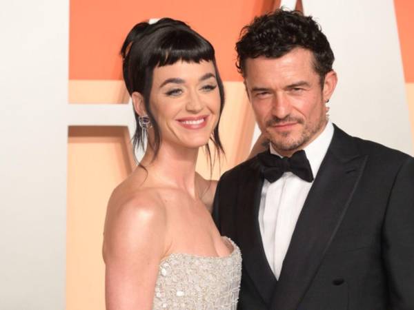 La expareja acudió al musical de Paddington en Londres acompañada de su hija Daisy y Flynn, el hijo adolescente del actor. Mientras tanto, la cantante avanza en su relación con el expremier canadiense Justin Trudeau.