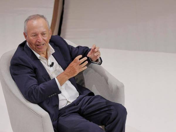 Summers anunció este lunes que se retirará temporalmente de sus compromisos públicos tras la divulgación de nuevos documentos que detallan sus intercambios con Epstein.