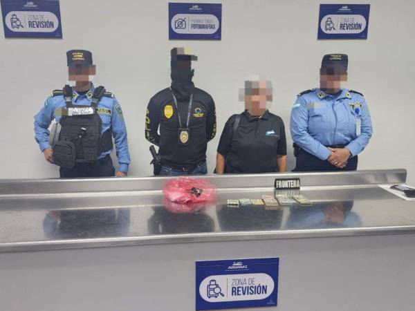 La ciudadana, originaria de Catacamas, Olancho, y residente en Islas Caimán, fue detenida durante un registro rutinario en el aeropuerto de La Ceiba. Las autoridades la señalan como sospechosa del delito de lavado de activos.